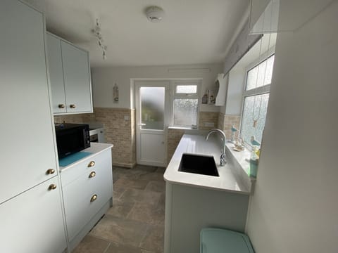 Cottage | Private kitchen | Fridge, dishwasher, electric kettle, toaster