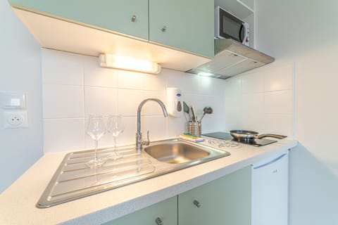 Fridge, microwave, stovetop, cookware/dishes/utensils