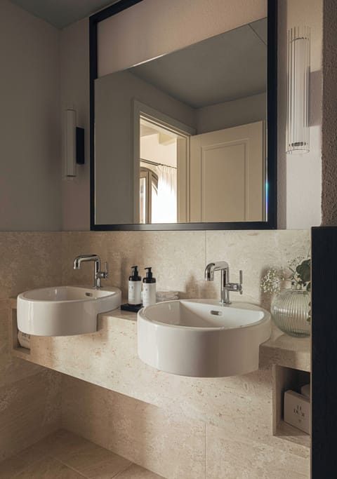 Executive Junior Suite Lambert | Bathroom | Shower, designer toiletries, hair dryer, bathrobes