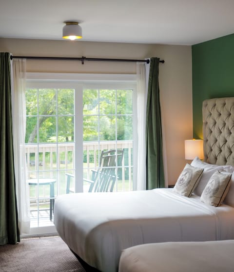 Riverview Queen | Premium bedding, pillowtop beds, in-room safe, individually decorated