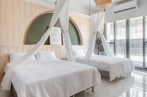 Superior Quadruple Room with Balcony | Free WiFi, bed sheets