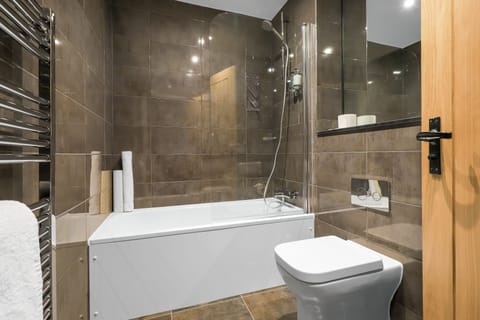 Combined shower/tub, designer toiletries, hair dryer, towels