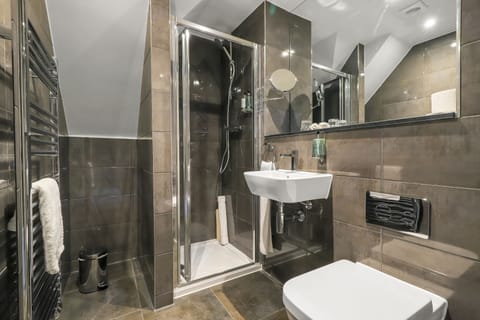 Combined shower/tub, designer toiletries, hair dryer, towels