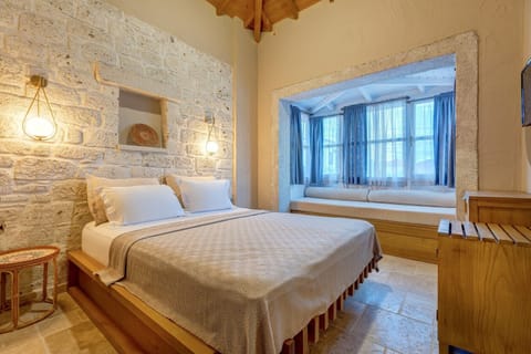 Deluxe Double Room | In-room safe, iron/ironing board