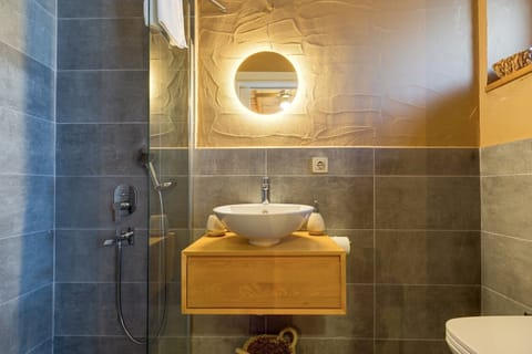 Standard Double Room | Bathroom | Free toiletries, hair dryer, slippers