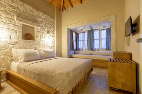 Deluxe Double Room | In-room safe, iron/ironing board