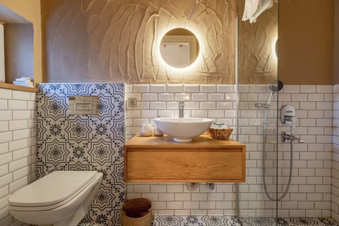 Deluxe Double Room | In-room safe, iron/ironing board