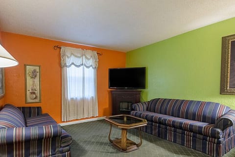 Suite | Desk, free WiFi, bed sheets