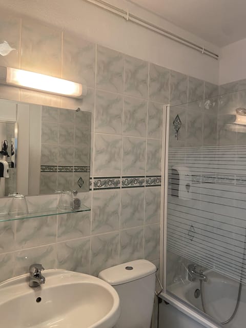 Comfort Double Room | Bathroom | Hair dryer, towels, soap, shampoo