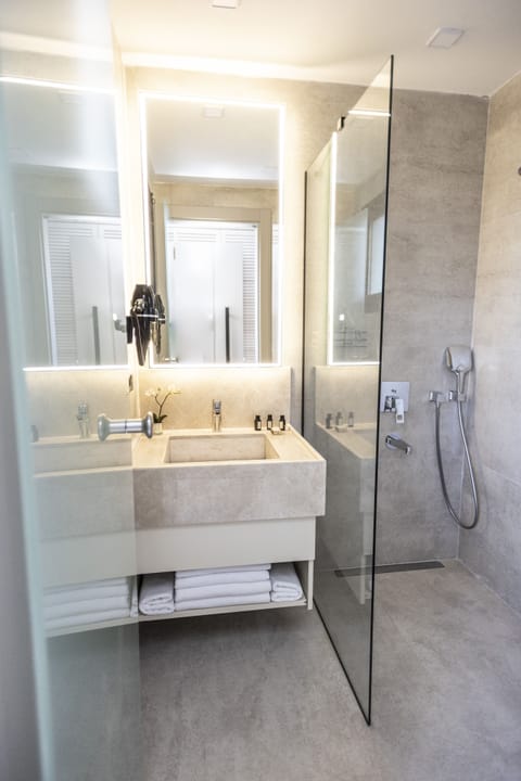Standard Oda,Manzarasiz Zemin Kat | Bathroom | Shower, rainfall showerhead, free toiletries, hair dryer