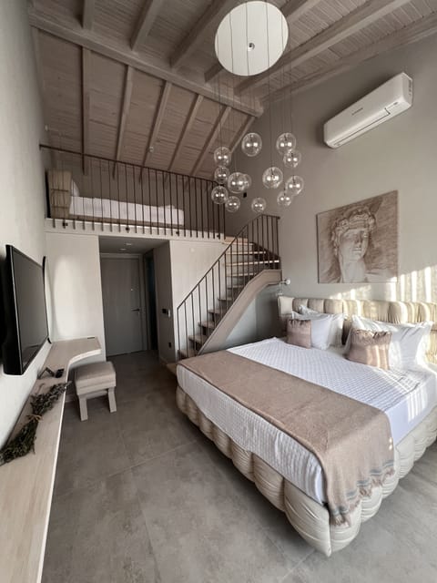 Romantic Room | Egyptian cotton sheets, premium bedding, minibar, desk