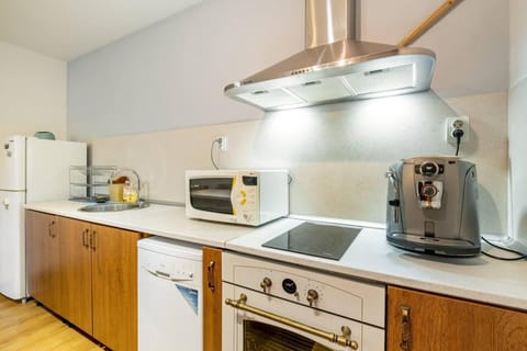 House | Private kitchen | Fridge, microwave, oven, stovetop