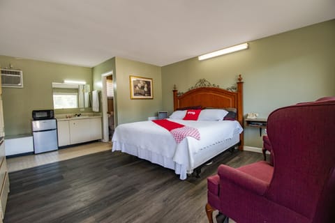 Desk, free WiFi, bed sheets