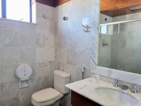 Standard Room, 1 Double Bed | Bathroom | Hair dryer, soap, shampoo, toilet paper