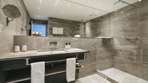 Junior Suite Lago South | Bathroom | Shower, rainfall showerhead, hair dryer, bathrobes