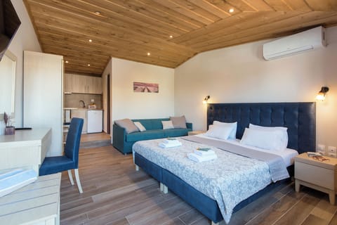 Family Quadruple Room | Desk, blackout drapes, soundproofing, free WiFi