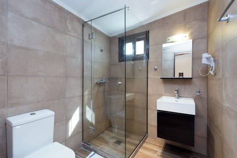 Family Quadruple Room | Bathroom | Shower, hair dryer, towels, shampoo