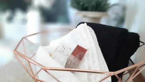 Luxury Single Room | Bathroom | Free toiletries, hair dryer, towels, soap