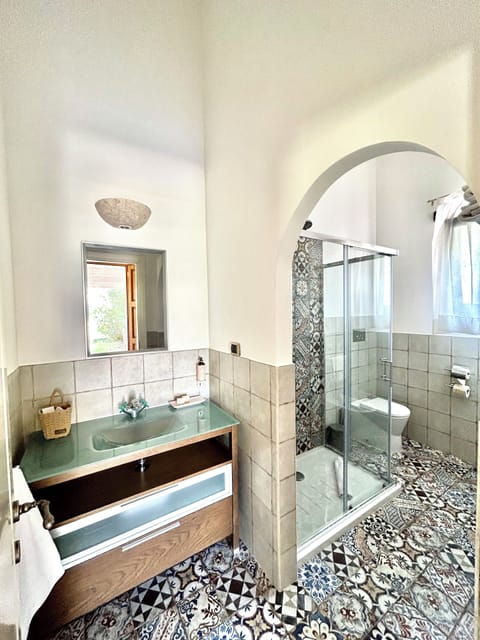 Deluxe Room | Bathroom | Shower, rainfall showerhead, free toiletries, hair dryer