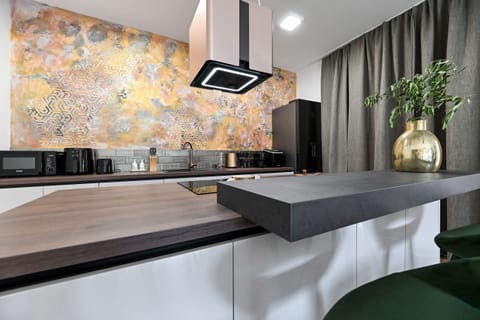 Microwave, oven, dishwasher, coffee/tea maker