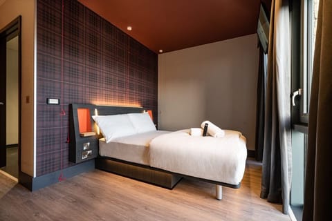 Double Room, 1 Double Bed, Accessible | Laptop workspace, soundproofing, iron/ironing board, free WiFi