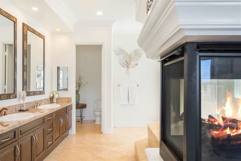 Luxury Room, 1 Bedroom, Jetted Tub, Pool View | Bathroom | Combined shower/tub, free toiletries, hair dryer, bathrobes