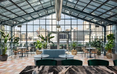 2 bars/lounges, cocktail bar