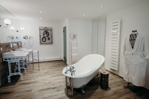 Romantic Double Room | Bathroom | Hair dryer, towels, soap, shampoo