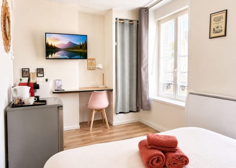 Superior Double Room | Living area | Smart TV, offices