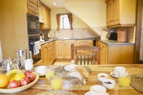 Cottage | Private kitchen | Fridge, dishwasher, electric kettle, toaster