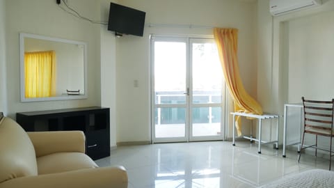 Comfort Studio Suite | Living area | 32-inch LED TV with cable channels, TV