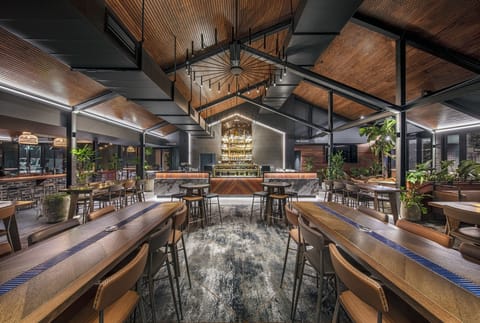 3 bars/lounges