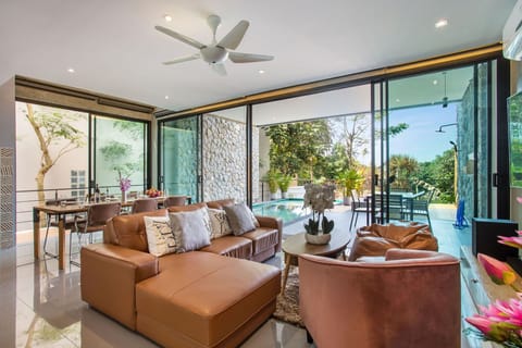 Deluxe Villa | Living room | 40-inch LED TV with digital channels, TV