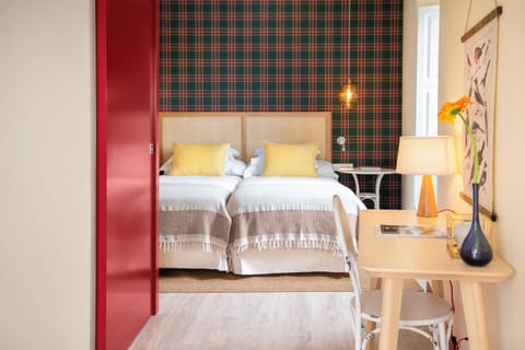 Room (Casa do Lidador) | Minibar, in-room safe, laptop workspace, soundproofing