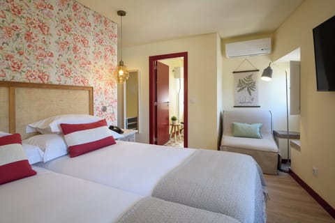 Room (Casa do Lidador) | Minibar, in-room safe, laptop workspace, soundproofing