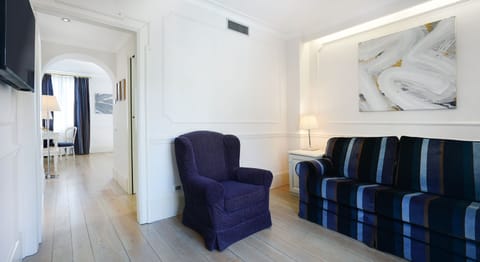 Deluxe Studio Suite | Hypo-allergenic bedding, minibar, in-room safe, desk