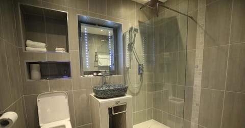 Luxury Room, 1 King Bed | Bathroom | Shower, rainfall showerhead, free toiletries, hair dryer