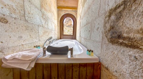 Deluxe Suite | Premium bedding, free minibar items, individually decorated