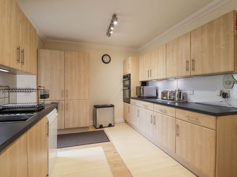 Cottage | Private kitchen | Fridge, dishwasher, electric kettle, toaster