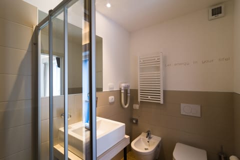 Single Room | Bathroom | Shower, hair dryer, bidet, towels