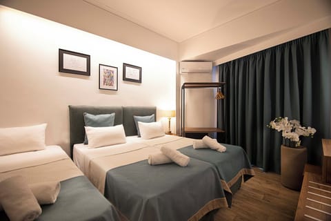 City Triple Room | In-room safe, laptop workspace, bed sheets