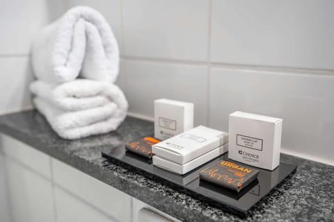 Shower, rainfall showerhead, free toiletries, hair dryer