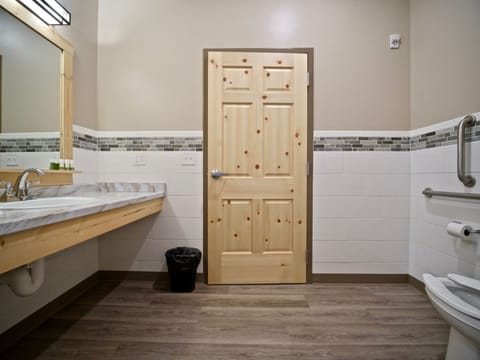 Premium Single Room | Bathroom | Combined shower/tub, hair dryer, towels