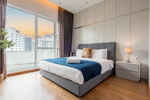 Deluxe Penthouse | 3 bedrooms, desk, blackout drapes, iron/ironing board