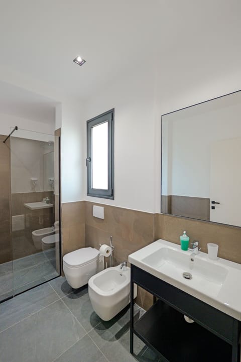 Deluxe Double Room | Bathroom | Shower, towels