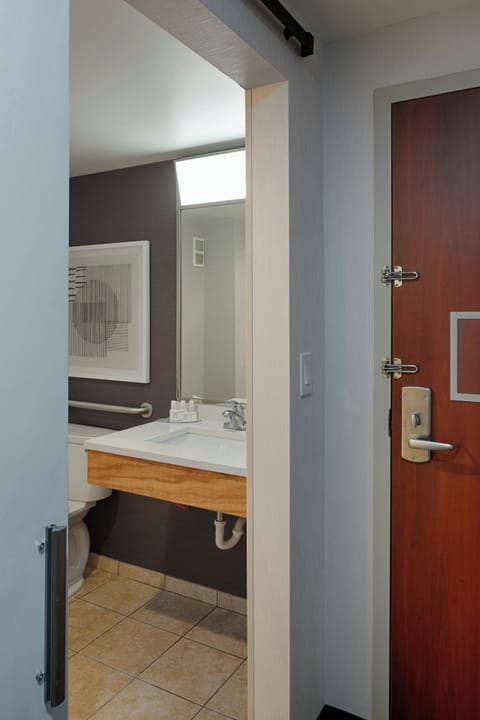 Combined shower/tub, eco-friendly toiletries, hair dryer, towels