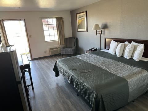 Basic Single Room | Desk, iron/ironing board, free WiFi, bed sheets