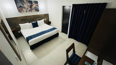 Executive Room, 1 King Bed | Blackout drapes, free WiFi, bed sheets