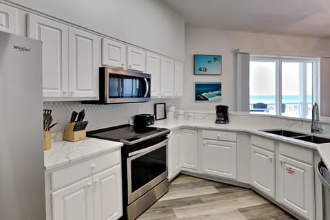 Condo, Multiple Beds, Balcony, Ocean View | Private kitchen | Fridge, microwave, oven, stovetop
