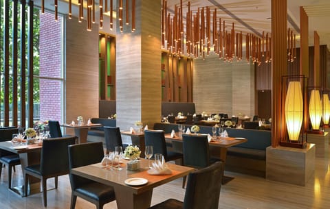 2 restaurants; breakfast, lunch, and dinner served